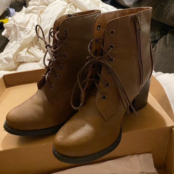 Brown boots with side zipper - Picture 1 of 3